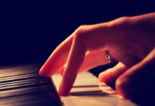 巅峰国际官网：酸了！日本国脚客串中卫仍征服利物浦：任队长+被换下获全场喝彩.